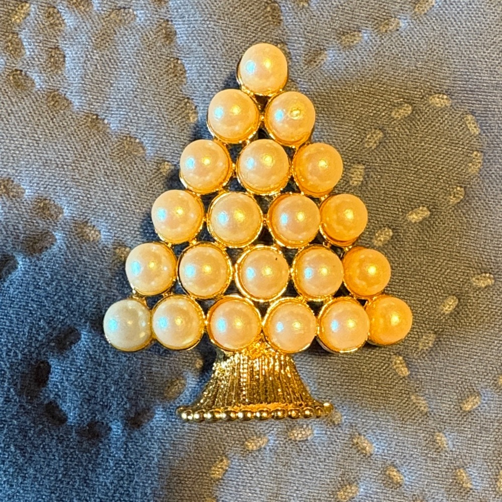 💜 Gold and Faux Pearl Tree Brooch